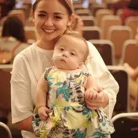 Biaya yang tidak sedikit harus dikeluarkan demi kesembuhan putrinya yang baru berumur beberapa bulan itu. Bahkan rela menjual mobil kesayangannya. (Instagram/joannaalexandra)