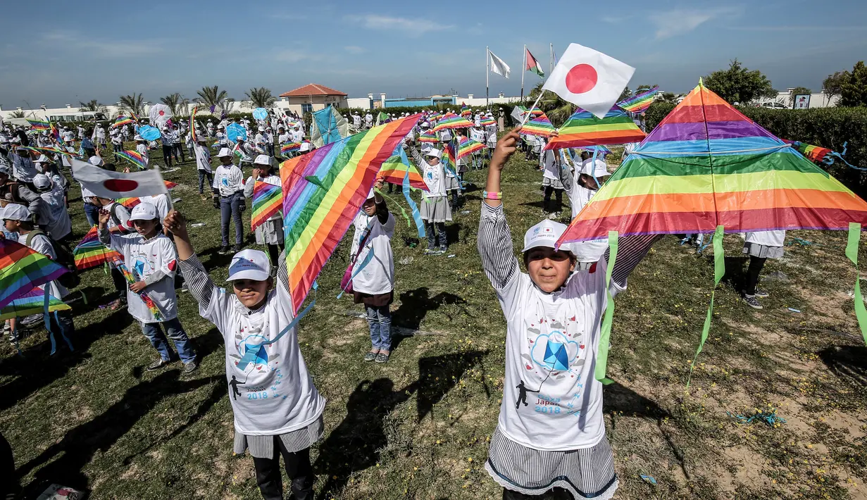 Layangan beraneka warna diterbangkan oleh anak-anak sekolah Palestina dalam aksi solidaritas peringatan tujuh tahun gempa dan tsunami Jepang di Gaza, Selasa (13/3). (SAID KHATIB/AFP)