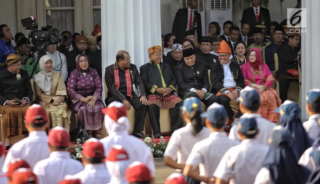 Sejumlah menteri dan pejabat negara mengenakan busana adat saat menghadiri upacara Hari Lahir Pancasila di Gedung Pancasila, Jakarta Pusat, Jumat (1/6). (Liputan6.com/Faizal Fanani)