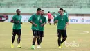 Wajah santai para punggawa  Sriwijaya FC saat sesi latihan jelang melawan Arema FC pada laga delapan besar Piala Presiden 2017 di Stadion Manahan, Solo, Jumat (24/2/2017). (Bola.com/Nicklas Hanoatubun)