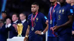 Ekspresi pemain Prancis Kylian Mbappe saat memegang penghargaan Sepatu Emas usai melawan Argentina pada pertandingan sepak bola final Piala Dunia 2022 di Stadion Lusail, Lusail, Qatar, 18 Desember 2022. Argentina menang 4-2 dalam adu penalti melawan Prancis setelah pertandingan berakhir imbang 3 -3. (AP Photo/Natacha Pisarenko)