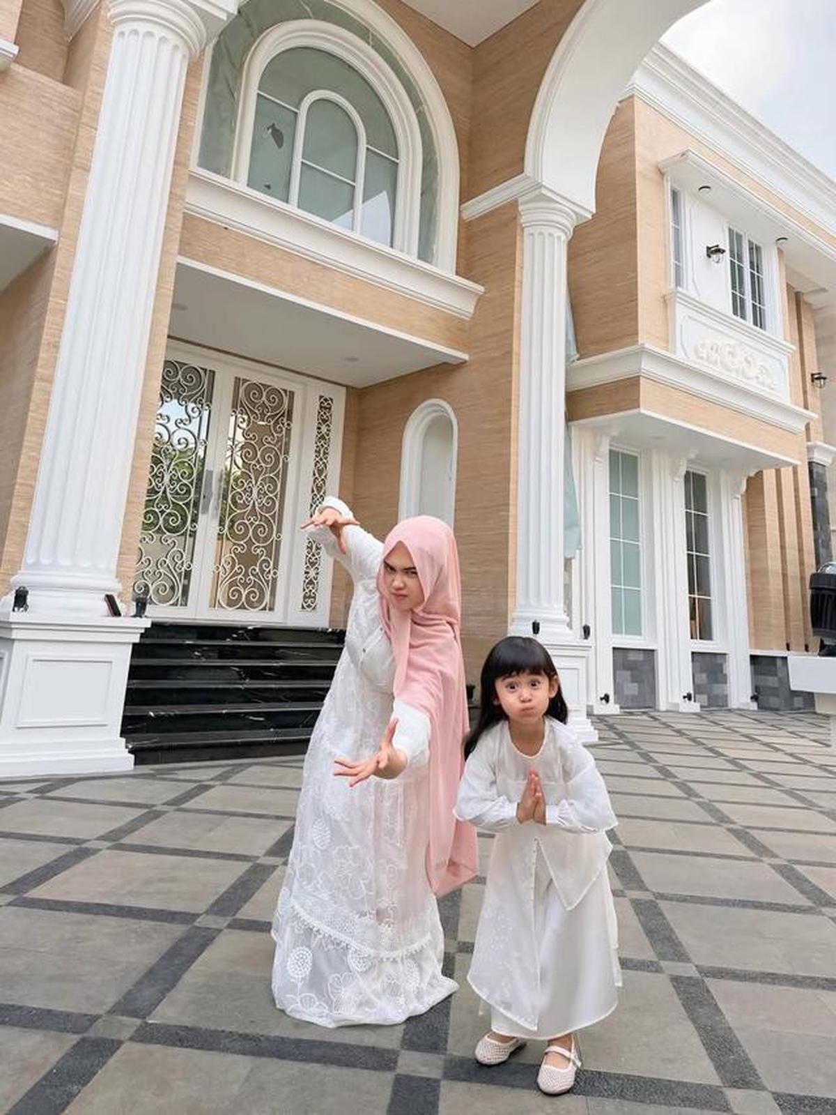7 Potret Fasad Rumah Baru Ria Ricis, Elegan dan Mewah