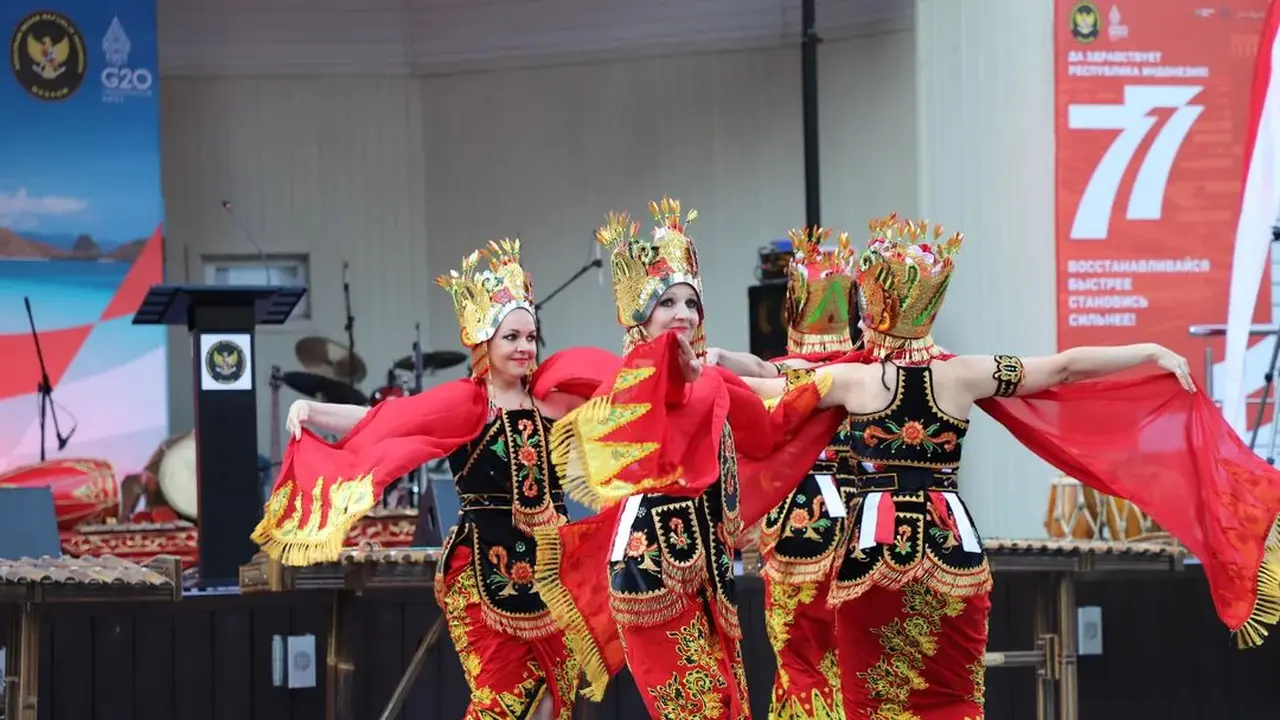 Keren! Dibawakan Bule, Tari Gandrung Banyuwangi Tampil di Rusia