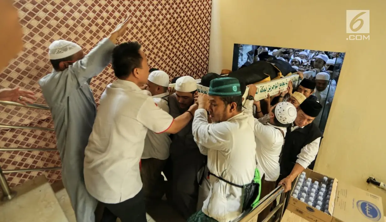 Umat muslim mengangkat jenazah KH Maimun Zubair atau Mbah Moen saat akan disemayamkan di Kantor Urusan Haji Daker Syisyah, Makkah, Arab Saudi, Selasa (6/8/2019). Mbah Moen meninggal dunia di Makkah al Makaromah sekitar pukul 04.30 waktu setempat. (Liputan6.com/HO/Baharuddin/MCH)