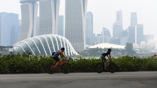 Aktivitas Warga Singapura Saat Diselimuti Kabut Asap