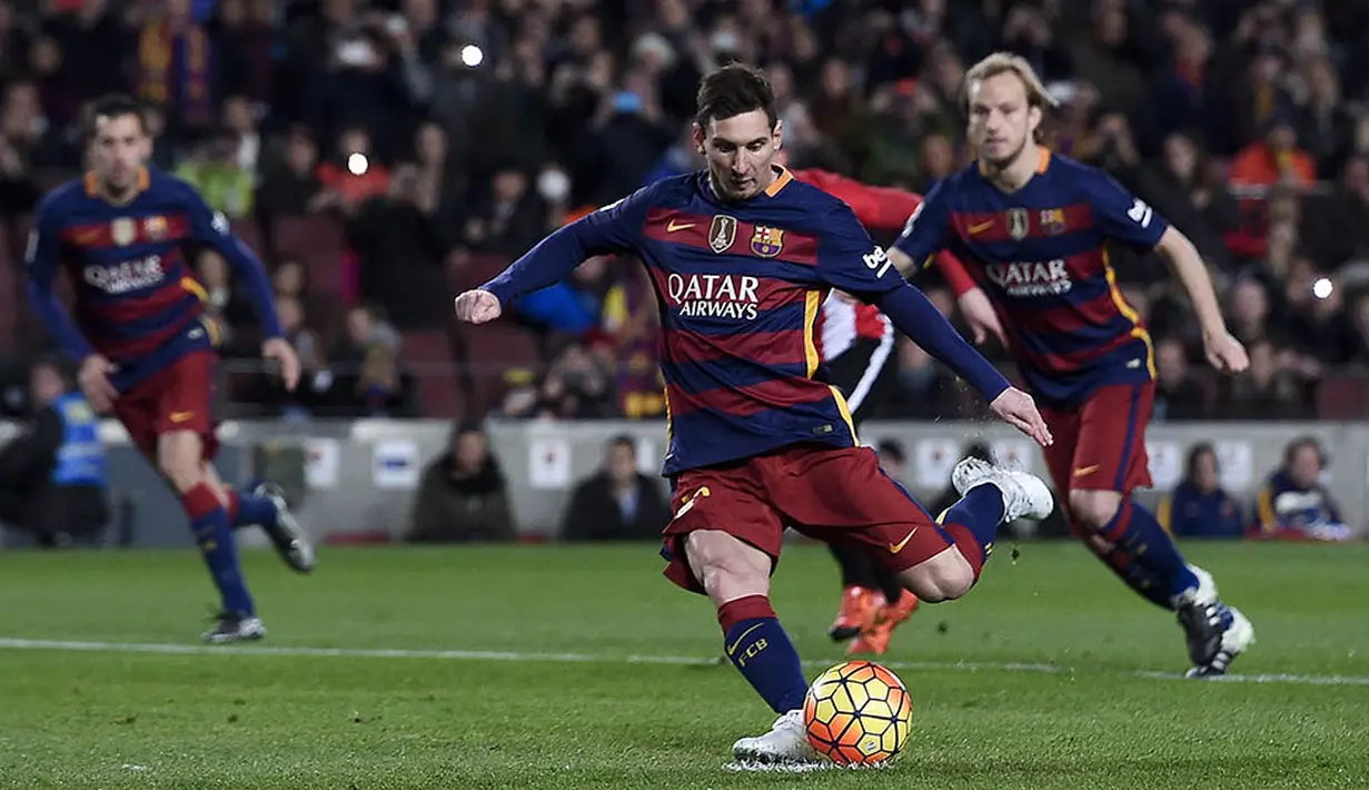 Penyerang Barcelona, Lionel Messi, berusaha membobol gawang Athletic Bilbao. Dalam dua laga La Liga terakhir Barca sudah berhasil mencetak 10 gol. (AFP/Josep Lago)