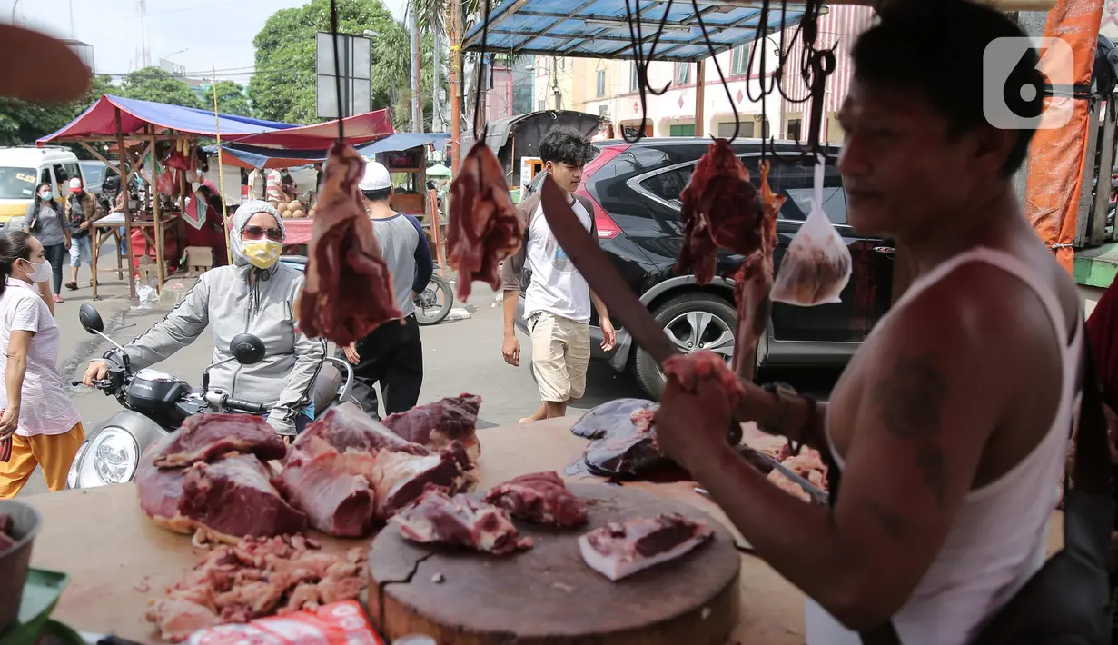 <p>Pedagang memotong daging di kawasan Ciledug, Tangerang, Minggu (1/5/2022). Kemendag mencatat daging sapi mengalami kenaikan cukup tinggi jelang lebaran Idul Fitri 1443 H. (Liputan6.com/Angga Yuniar)</p>
