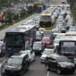 Kendaraan terjebak kemacetan di Jalan Sudirman, Jakarta, Jumat (23/6). Polda Metro Jaya tidak memberlakukan kawasan pengendalian lalu lintas ganjil-genap di beberapa jalan protokol Jakarta saat libur cuti bersama Lebaran. (Liputan6.com/Immanuel Antonius)