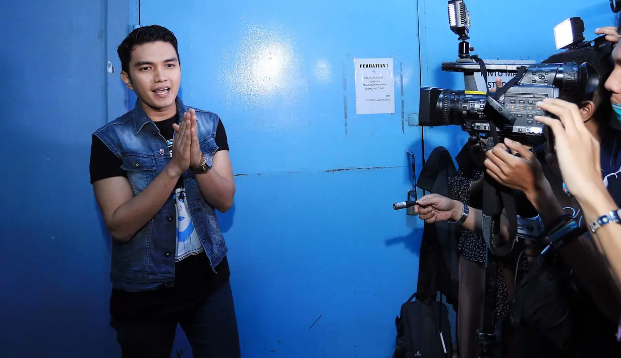 Tidak lagi komunikasi dengan istrinya, Aldi juga mencoba mengungkapkan isi hatinya melalui lagu. Melalui sebuah rekaman tentang kerinduannya, ia unggah di media sosial. Dan berharap istrinya kembali. (Deki Prayoga/Bintang.com)