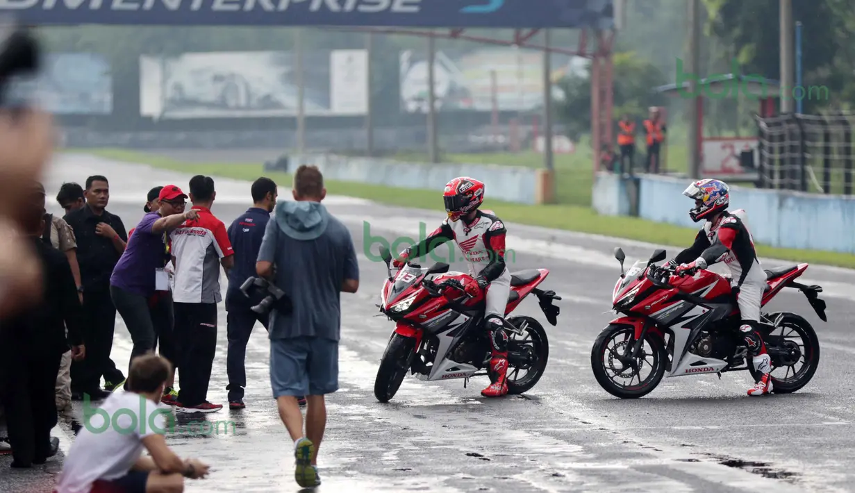 Marc Marquez saat memulai aksi balap dengan motor Honda CBR 150 di Sentul, Bogor, Minggu (14/2/2016). (Bola.co/Nicklas Hanoatubun)