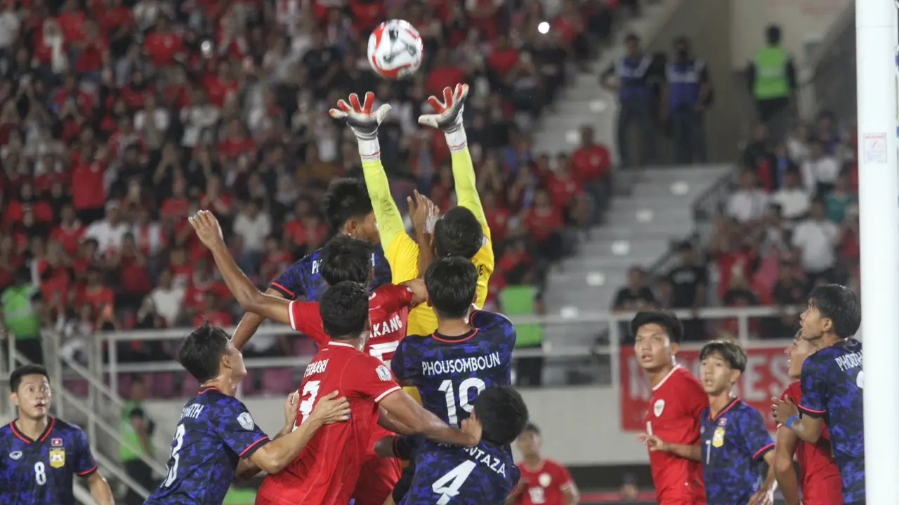 Perebutan bola antar pemian Timnas Indonesia dan Laos di Piala AFF