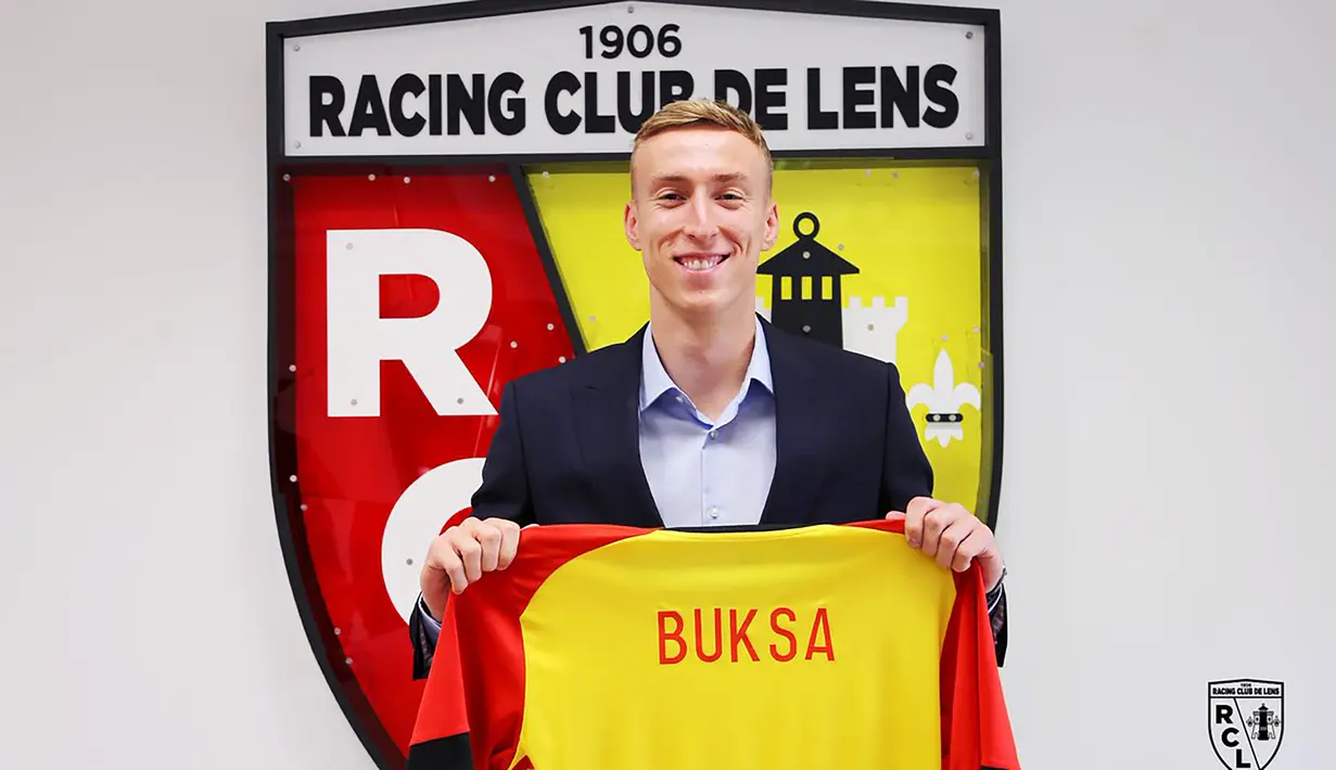 Adam Buksa. Striker berusia 26 tahun ini baru saja bergabung dengan RC Lens di bursa transfer musim panas 2022/2023 usai meninggalkan klub MLS New England Revolution dengan nilai transfer 6 juta euro. Selama 2,5 musim bersama New England Revolution, ia total tampil dalam 73 laga dengan torehan 35 gol dan 7 assist. Sementara bersama Timnas Polandia ia telah mengoleksi 9 caps dengan torehan 5 gol sejak melakukan debut pada 2 September 2021. (rclens.fr)