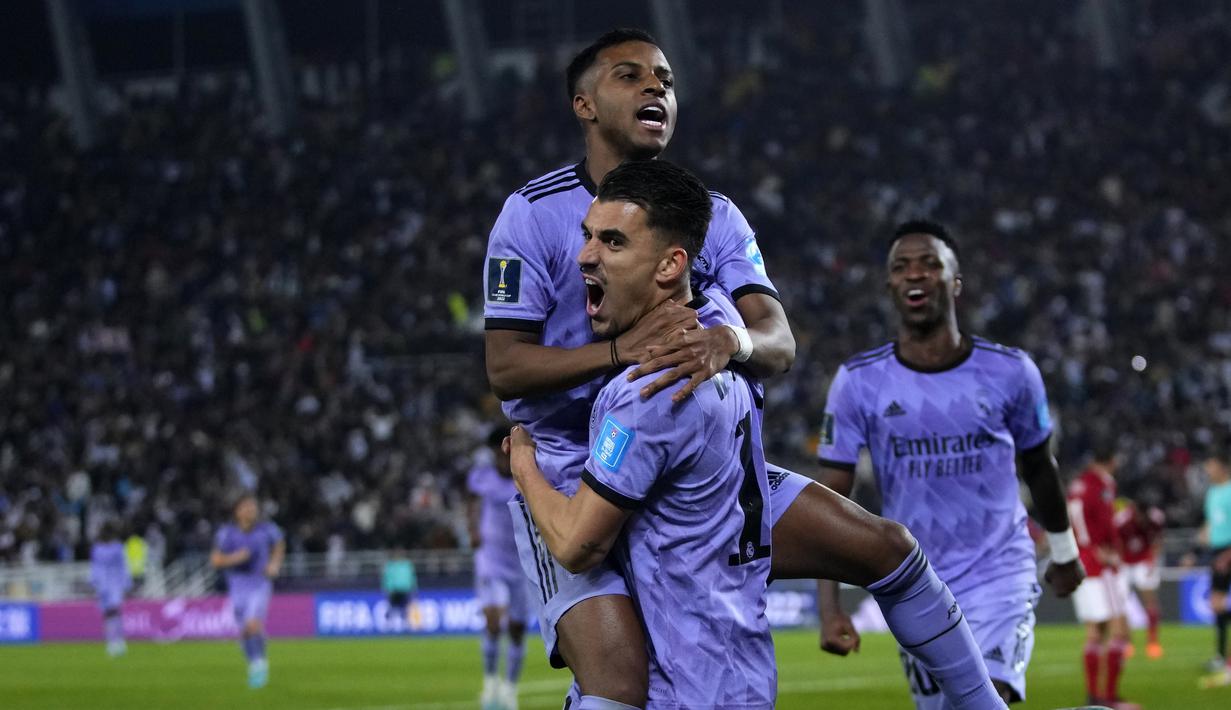 Penyerang Real Madrid Rodrygo berselebrasi dengan rekan setim setelah mencetak gol ketiga timnya ke gawang Al-Ahly dalam duel semifinal Piala Dunia Antarklub 2022 di Prince Moulay Abdellah Stadium, Maroko, Kamis (9/2/2023) dini hari WIB.  Real Madrid melibas Al Ahly 4-1. (AP Photo/Manu Fernandez)