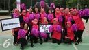 Antusiasme peserta jelang dimulainya Lomba Senam Poco-Poco Nusantara di halaman Kemenpora, Jakarta, Jumat (12/2/2016). Lomba ini memperebutkan piala Ibu Negara RI dan piala Menpora. (Liputan6.com/Helmi Fithriansyah)
