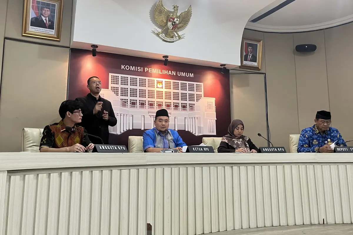 Ketua KPU Mochamad Afifuddin dan jajarannya saat jumpa pers di Media Center KPU RI, Menteng, Jakarta Pusat, Kamis (17/4/2025). (Liputan6.com/Muhammad Radityo Priyasmoro)