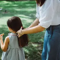 Saat ini kesempatan perempuan untuk mendapat pendidikan tinggi telah hadir, bahkan wanita yang berumah tangga saja tetap menjalani kuliah (Foto: Unsplash.com/Eldar Nazarov)