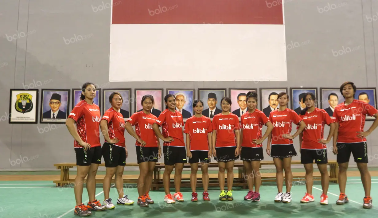 Pose anggota tim Uber Indonesia dalam sesi foto saat acara pelepasan tim Thomas-Uber Indonesia di Pelatnas Bulutangkis PBSI, Cipayung, Jakarta, (9/5/2016). (Bola.com/Arief Bagus)