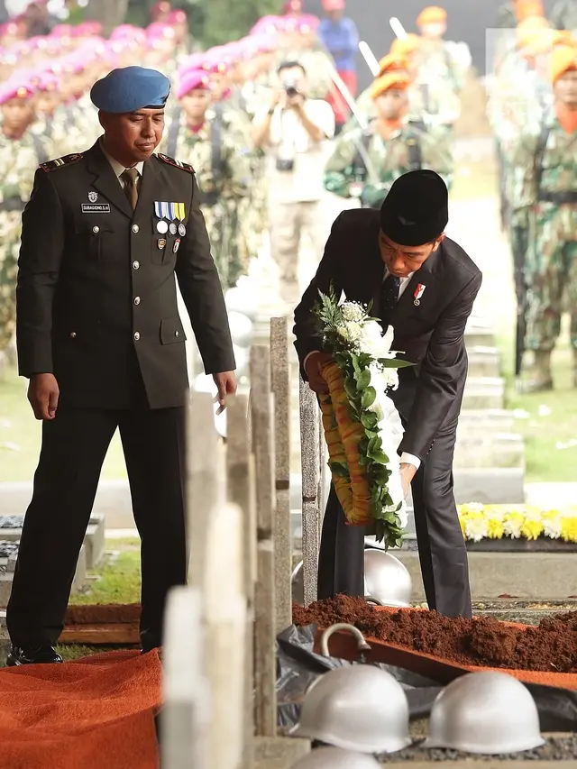 Jokowi Letakkan Karangan Bunga di Pusara BJ Habibie
