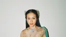 Penampilan Yura memang tak bisa dijauhkan dari wastra Nusantara. Dalam foto ini, Yura tampil cantik bak bidadari dengan kain batik yang diselipkan di pinggang dengan belt-corset emas bermotif tenun. Foto: Instagram.