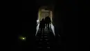Pengunjung menaiki tangga saat mengunjungi rumah hantu Quinta Nova da Assuncao di Basel, Portugal (13/5). Rumah hantu ini menampilkan penampakan hantu serta jeritan misteri yang dapat menggetarkan nyali pengunjung. (REUTERS/Rafael Marchante)