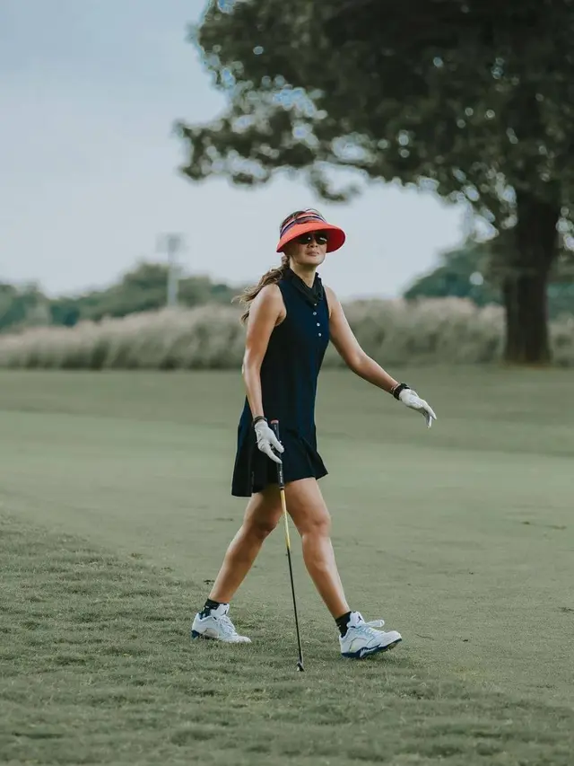 6 Gaya Luna Maya saat Main Golf, Tetap Stylish