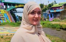 Usai Jalan-jalan ke Kampung Warna Warni, Bule Cantik Mualaf dari Amerika Makan Rawon Plus Minum Soda Gembira 'Wow enak Banget