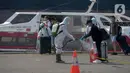 Petugas menyemprotkan cairan disinfektan ke badan WNI yang menjadi anak buah kapal Kapal Pesiar MV Dream Explorer setibanya di Pelabuhan Tanjung Priok, Jakarta, Rabu (29/4/2020). Sebelum menuju hotel untuk isolasi mandiri, 359 WNI itu terlebih dahulu menjalani rapid test. (merdeka.com/Imam Buhori)