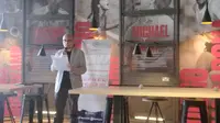 Presentasi calon ketua umum PSSI, Arif Putra Wicaksono pada acara Kaukus Sepak Bola Nasional Nyalakan Nyali Membangun PSSI di Senayan Park, Jakarta, Senin (13/2/2023). (Bola.com/Hery Kurniawan)