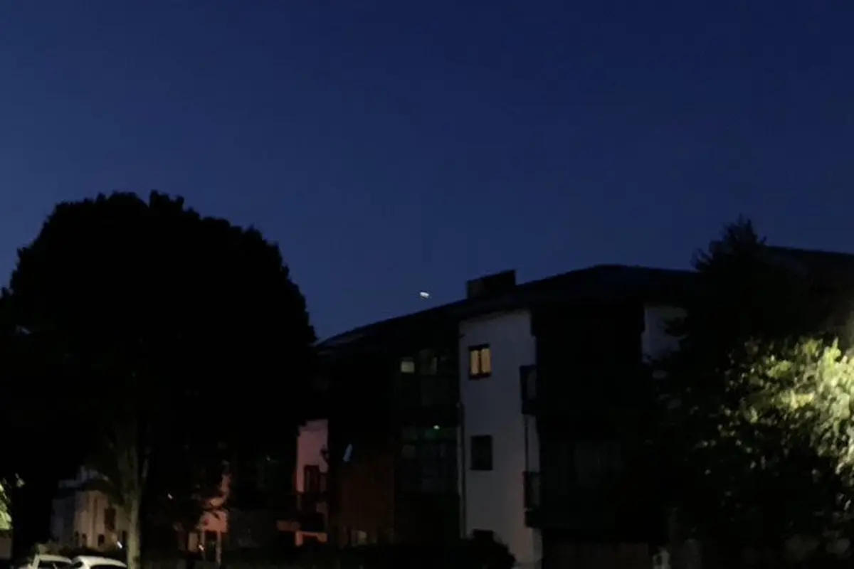 Sebuah benda bercahaya misterius melintas di langit, diduga Asteroid (Twitter: Devon and Cornwall Inggris).