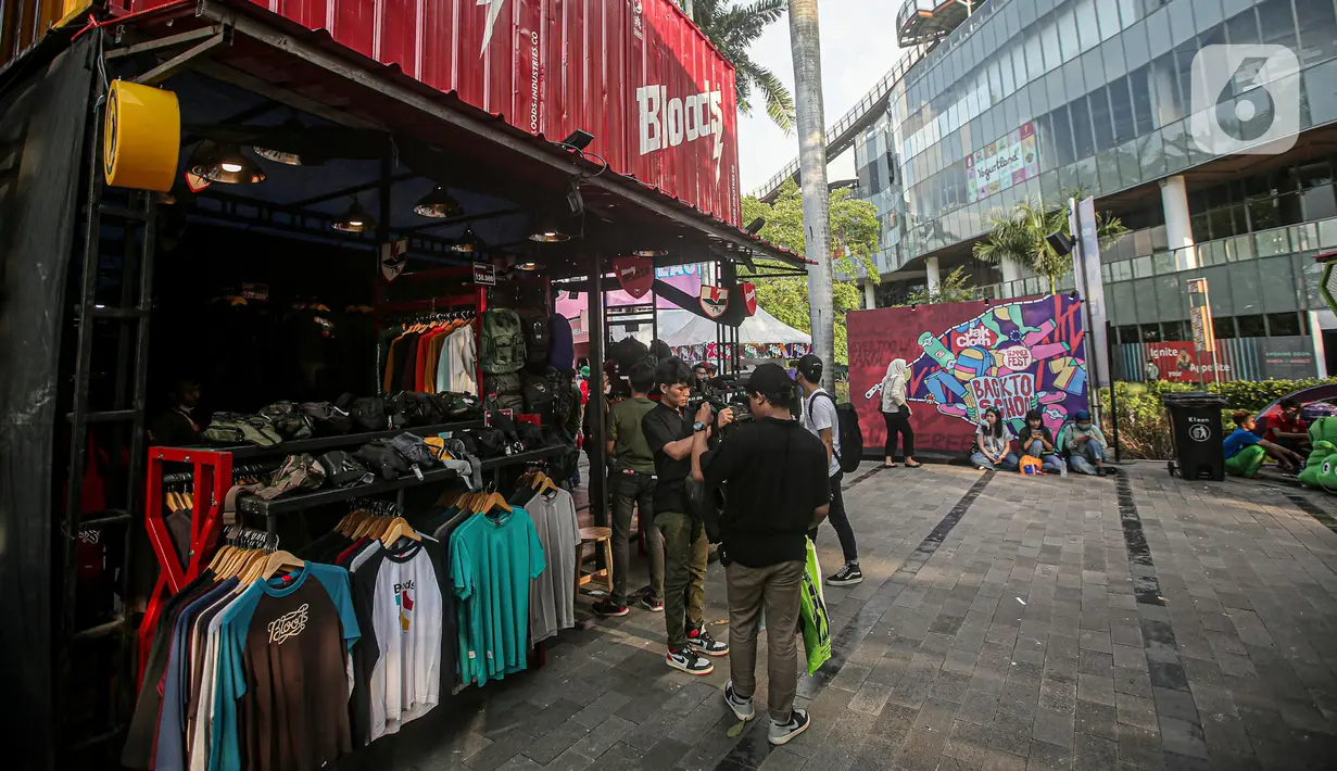 Suasana Jakcloth Summer Fest 2022 di Senayan Park, Jakarta, Jumat (12/8/2022). Acara yang akan berlangsung hingga 14 Agustus 2022 ini diikuti lebih dari 150 clothing brand lokal yang menjual pakaian, kaos, sepatu, tas dan lainnya dengan menawarkan harga diskon guna menarik minat masyarakat. (Liputan6.com/Faizal Fanani)