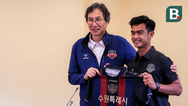 Foto: Pakai Nomor Punggung 23, Suwon FC Resmi Kenalkan Pratama Arhan Jadi Pemain Barunya