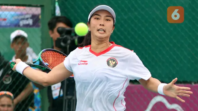 Foto: Aksi Aldila Pimpin Tim Tenis Beregu Putri Indonesia Rebut Emas SEA Games 2023, Comback Manis setelah Tertinggal di Partai Pertama