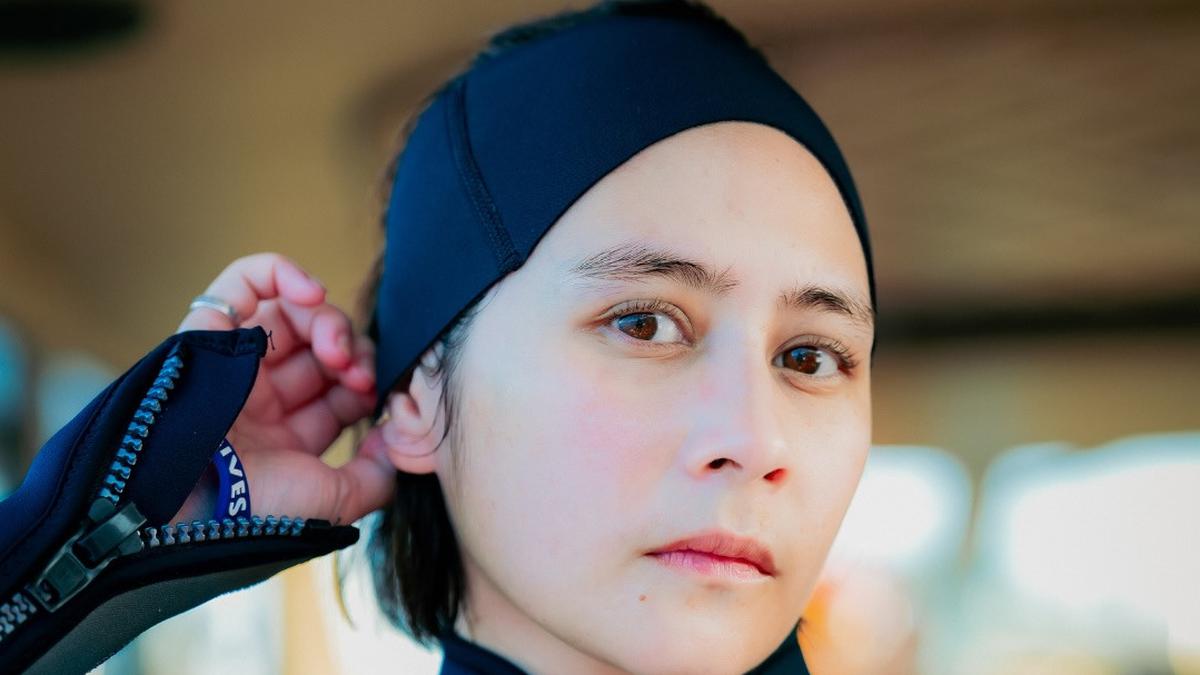 Bare Face tapi Tetap Stunning, Potret Prilly Latuconsina Jadi Tim Inti Rescue Diver Red Bull Cliff Diving Curi Perhatian