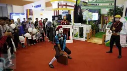 Pantomim hibur pengunjung di gerai BPJS ketenagakerjaan pada acara Indonesia Business & Development (IBD) Expo 2016 di JCC, Jakarta, Sabtu (10/9). Aksi menghibur ini merupakan program edukasi kepada pengunjung. (Liputan6/JohanTallo)