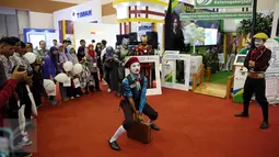 Pantomim hibur pengunjung di gerai BPJS ketenagakerjaan pada acara Indonesia Business & Development (IBD) Expo 2016 di JCC, Jakarta, Sabtu (10/9). Aksi menghibur ini merupakan program edukasi kepada pengunjung. (Liputan6/JohanTallo)