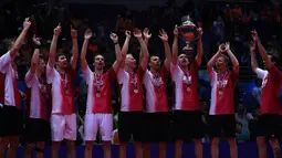 Tim Thomas Denmark mengangkat tropi Piala Thomas, China, Minggu (22/5). Penantian panjang Denmark menjadi juara Piala Thomas akhirnya terbayar. Di partai puncak Denmark sukses mengalahkan Indonesia dengan skor tipis 3-2. (AFP Photo/Johannes Eisele)