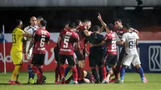 Pertandingan berlangsung dengan tempo cukup tinggi. Bali United dan PSIS Semarang saling adu serangan namun laga berlangsung dengan alot. Laga berlangsung cukup keras. Sejumlah peluang sempat tercipta, tapi sayangnya tak tercipta satu gol pun di laga ini. (Bola.com/Bagaskara Lazuardi)