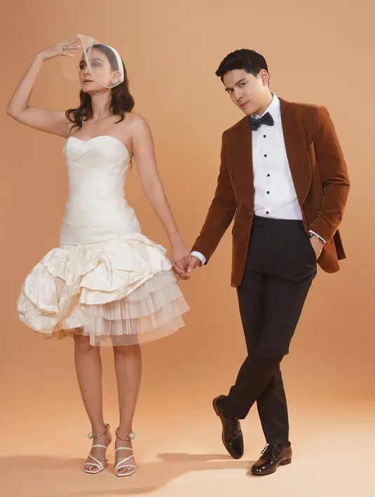 Maxime Bouttier bergaya klasik dengan jas cokelat beludru, kemeja putih dan dasi kupu-kupu [@lunamaya]