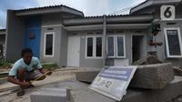 Pemilik rumah membuat rangka penguat dapur rumah di Perumahan Griya Samaji,Cieseng, Bogor, Rabu (19/02/2020). BTN pada 2019 telah merealisasikan 735.000 rumah dalam Program pemerintah satu juta rumah dengan kredit kepemilikan rumah bersubsidi sekitar Rp 111 trilyun. (merdeka.com/Arie Basuki)