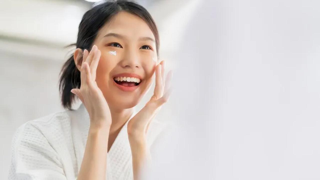 Dengan memahami dan menghindari kesalahan-kesalahan ini, kulit Anda dapat tetap terlindungi dengan optimal dari bahaya sinar UV.