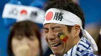 Suporter Jepang menangis usai pertandingan melawan Belgia pada babak 16 besar Piala Dunia 2018 di Rostov Arena, di Rostov-on-Don, Rusia, (2/7). Jepang takluk dengan dramatis atas Rusia 3-2. (AP Photo / Petr David Josek)