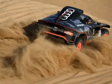 Pabrikan mobil asal Jerman, Audi untuk pertama kalinya ikut serta di Reli Dakar 2022 dengan menurunkan mobil listrik RS Q e-tron. Mobil tersebut rencananya akan dikendarai oleh para mantan juara seperti Carlos Sainz dan Stephane Peterhansel. (AFP/Franck Fife)
