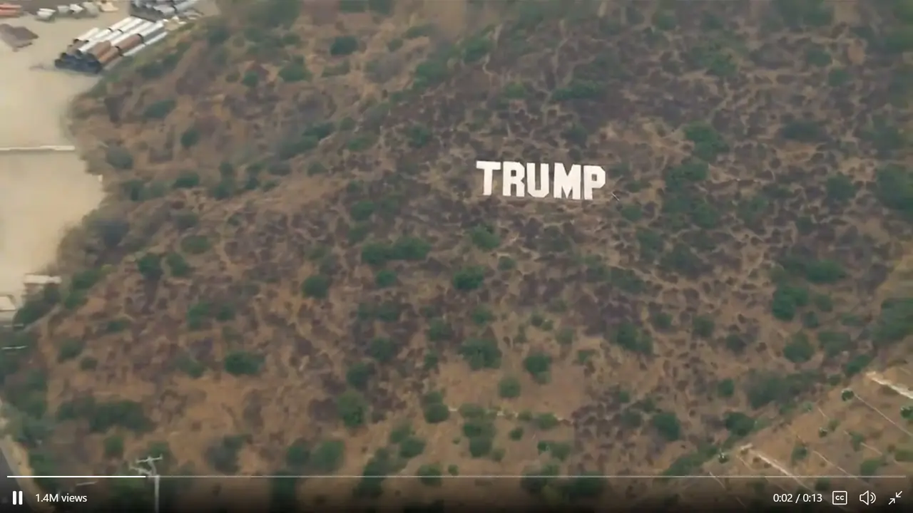 Papan nama Trump di sisi jalan raya negara bagian California.