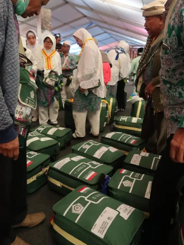 Jemaah haji Indonesia sedang mencari koper miliknya. Darmawan/MCH