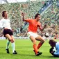 Kiper Jerman, Sepp Maier menangkap bola dari kejaran pemain Belanda Johan Cruyff dalam laga final Piala Dunia di Munich, Jerman, 7 Juli 1974. (AFP)