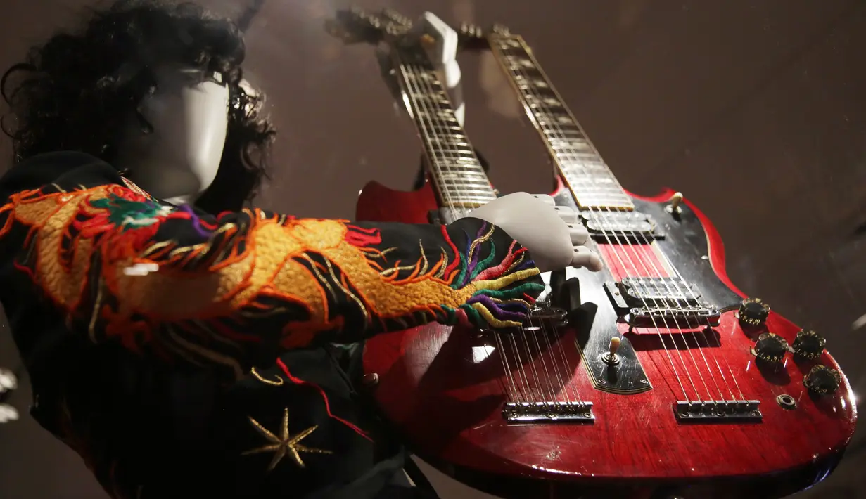 Gitar double-neck yang dimainkan oleh Jimmy Page dari grup musik rock Led Zeppelin ditampilkan pada pameran Play It Loud: Instruments of Rock & Roll di Metropolitan Museum of Art di New York, 1 April 2019. Pameran instrumen ini dibuka untuk umum mulai 8 April hingga 1 Oktober 2019 (AP/Seth Wenig)