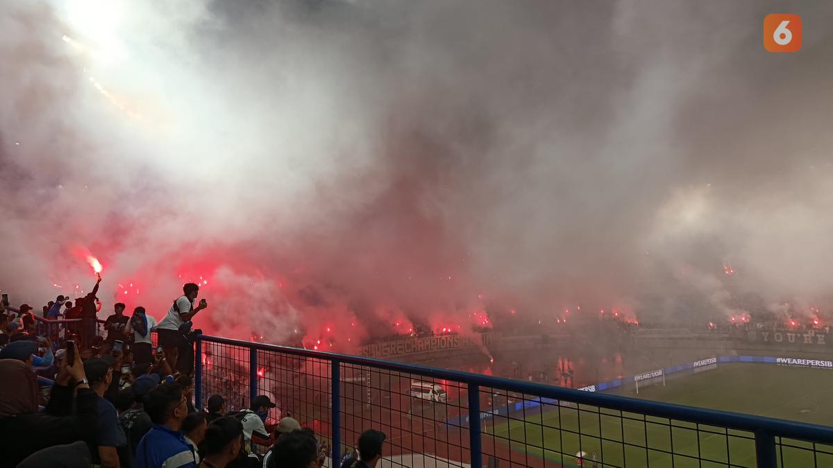 Laga Persib Sempat Terhenti Karena Flare, Bojan Hodak: Kami Terancam Sanksi