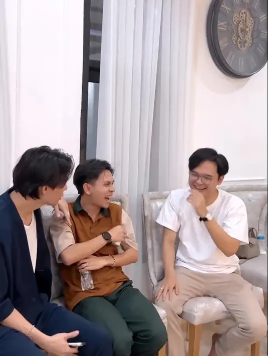 Dalam temu kangen kali ini, Geng Butterfly juga membawa anak dan suami. Tampak anak-anak mereka juga bermain di tempat mainan yang telah disediakan. Terlihat juga Rey Mbayang yang juga mendampingi sang istri. [Instagram/ratuisyellnrzr]