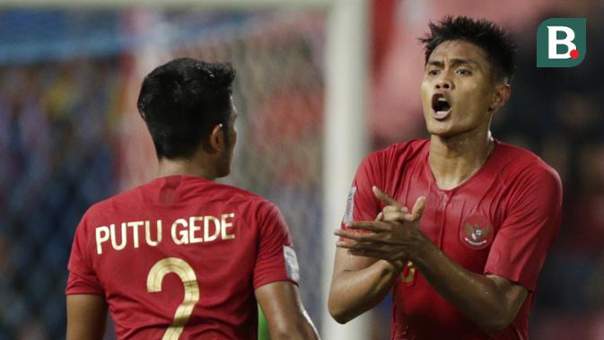 Bek Timnas Indonesia, Fachruddin Aryanto, memberikan semangat kepada rekannya saat melawan Thailand pada laga Piala AFF 2018 di Stadion Rajamangala, Bangkok, Sabtu (17/11). Thailand menang 4-2 dari Indonesia. (Bola.com/M. Iqbal Ichsan)