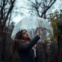 Jauh dari kesan membosankan, coba tampilan gaya di musim hujan dengan tips beriku ini.